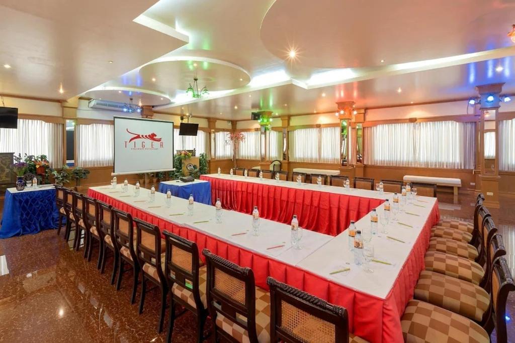 Tiger Complex By Eyg Hotel Patong Buitenkant foto